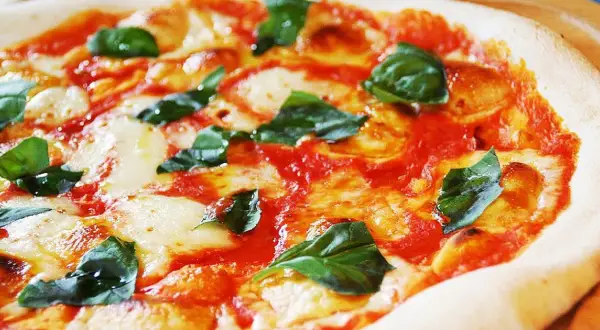 Kto wynalazł pizzę? Niezwykła historia i wpływ na kulturę włoską